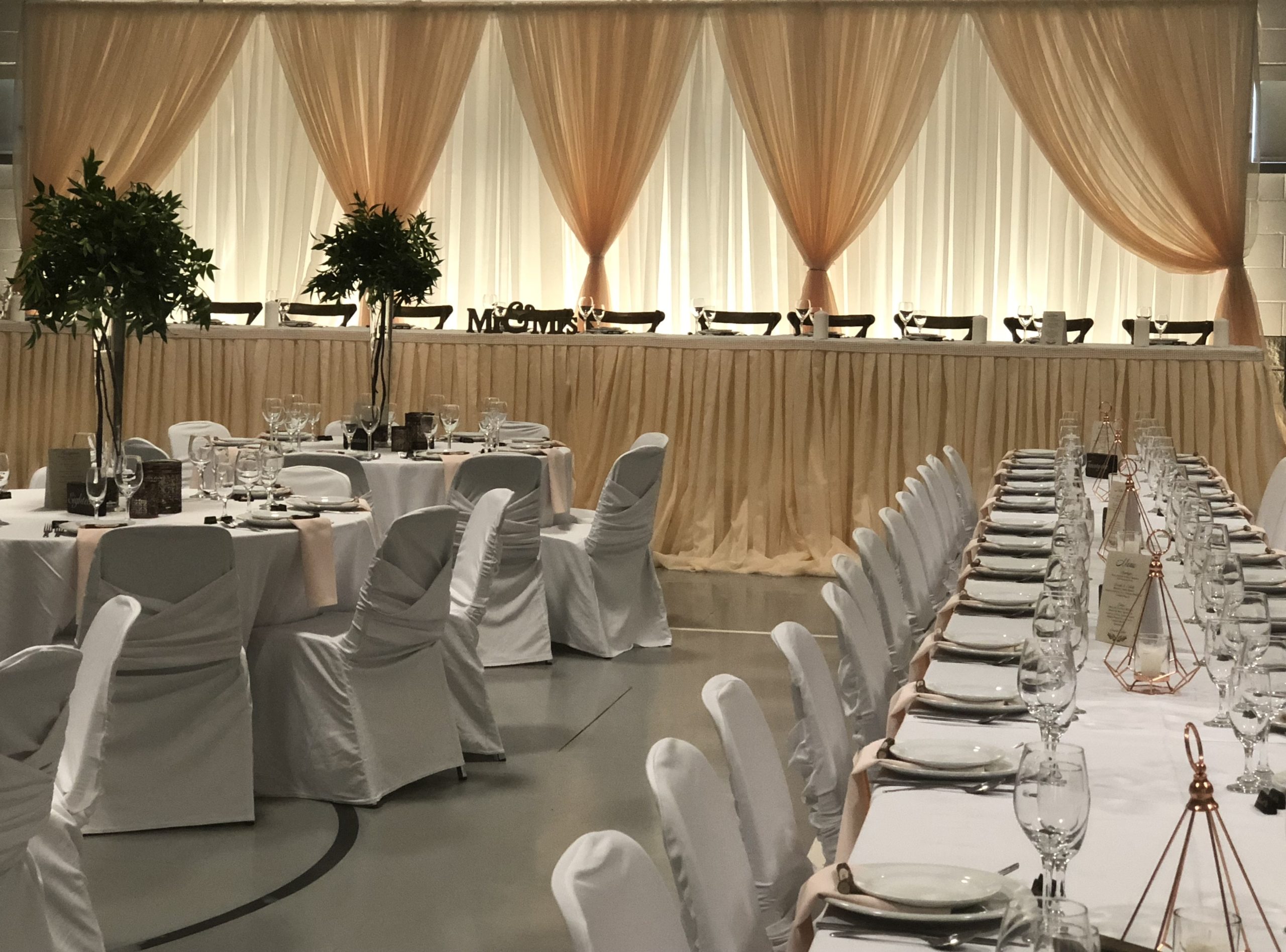 A gorgeous white and gold wedding decor theme during a reception.